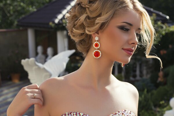 Belle fille en robe rouge