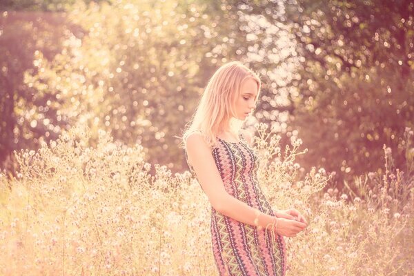 Ragazza in un bel vestito in posa nella natura