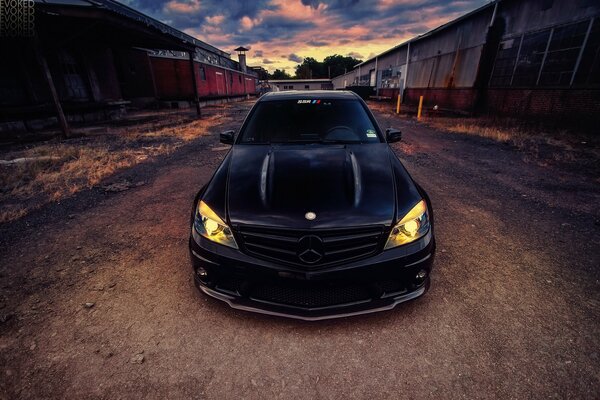 Mercedes negro contra el hermoso cielo