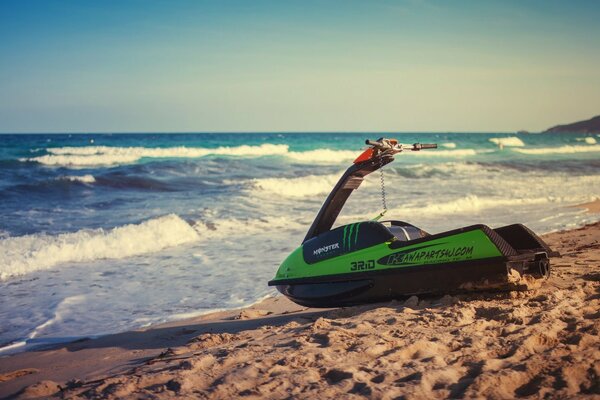 Moto d acqua sulla spiaggia di sabbia