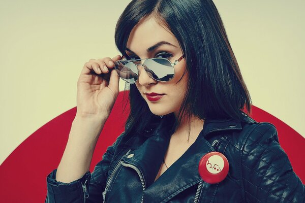 Foto de Sasha Grey con una chaqueta