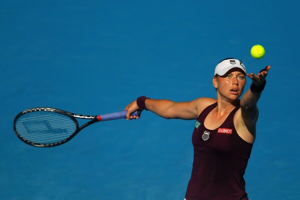 Joueuse de tennis Vera Zvonareva avec une raquette à la main