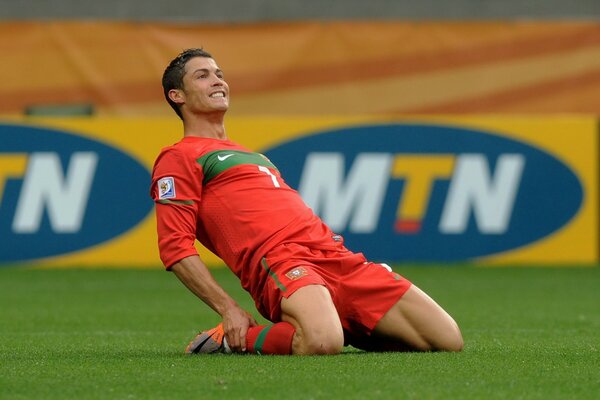 Cristiano Ronaldo con il Real Madrid sorridente sul campo