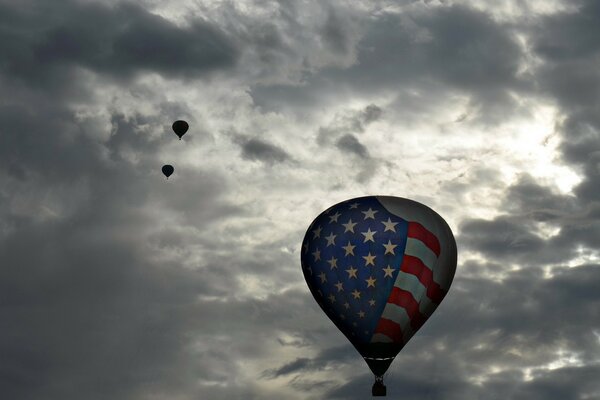 Globos en un cielo nublado