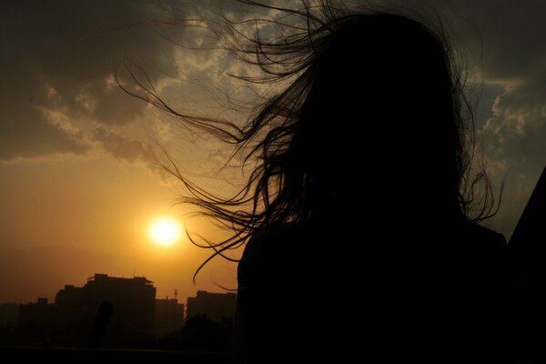 Paysage de jeune fille dans le ciel coucher de soleil