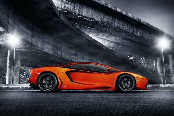 Lamborghini en el fondo del paso elevado nocturno