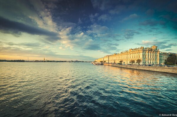 Quai de la Neva. le ciel de Peter