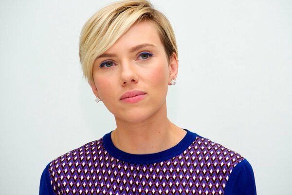 Scarlet Johansson con el pelo corto