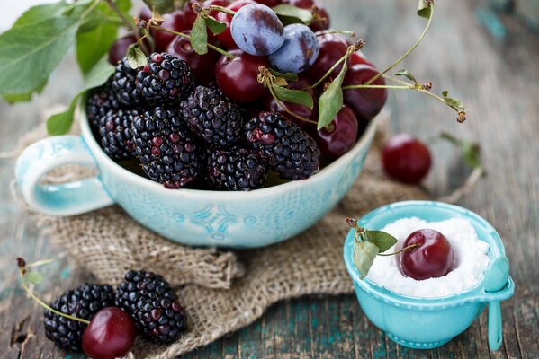 Prune de mûre et cerise dans une assiette bleue