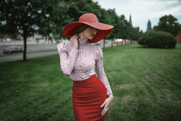 Fille en robe rouge et chapeau rouge