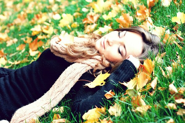 Fille se trouve dans les feuilles et l herbe, photo d automne