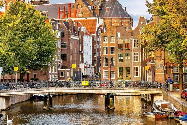 El puente de Amsterdam está lleno de bicicletas