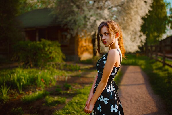 Fille sur fond de nature