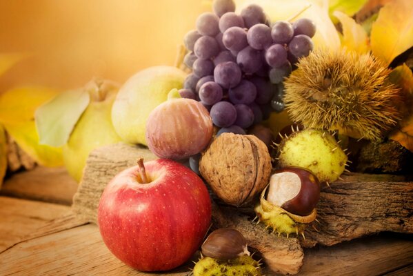 Composición de otoño con manzanas, nueces y uvas