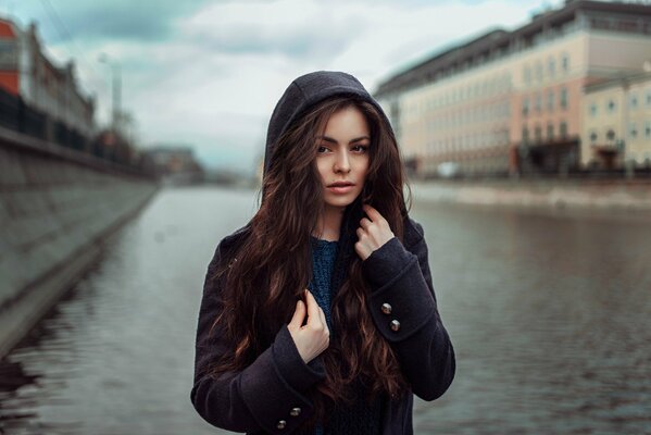 Photo de portrait de fille avec fond flou