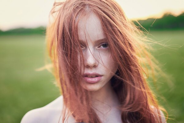 Belle fille Rousse sur le terrain, fille Rousse avec des taches de rousseur