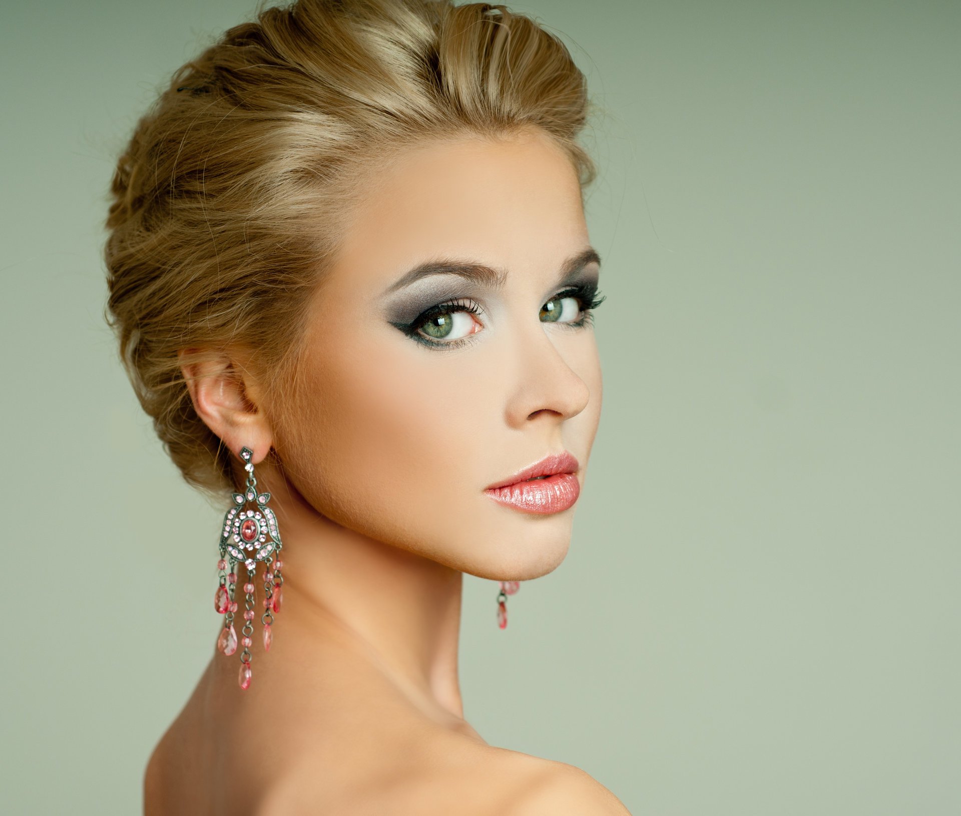 model girl blonde hair style green eyes of the arrow make-up view shoulder