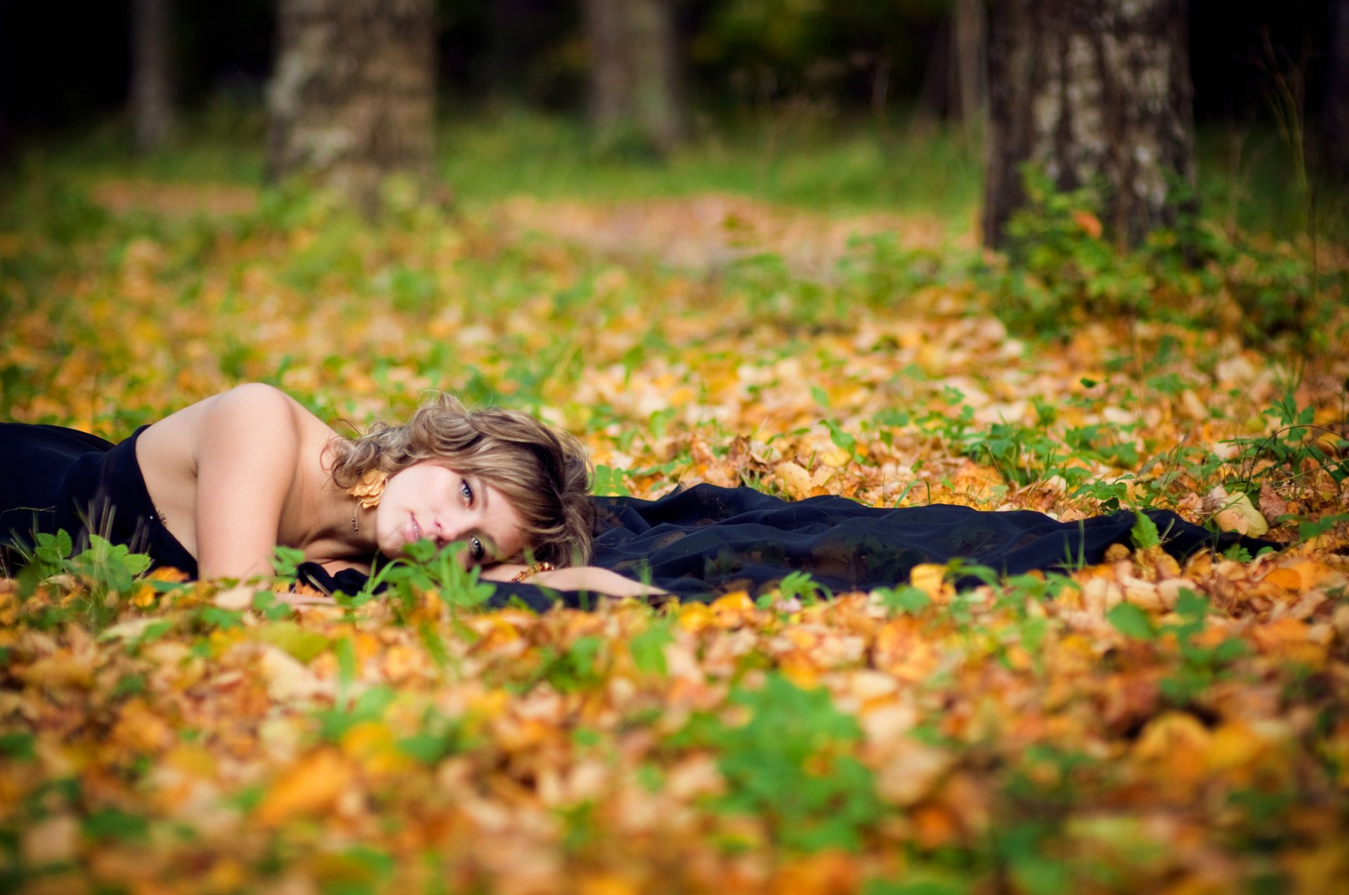 braunhaarige kleid wald herbst blätter bäume laub stimmung