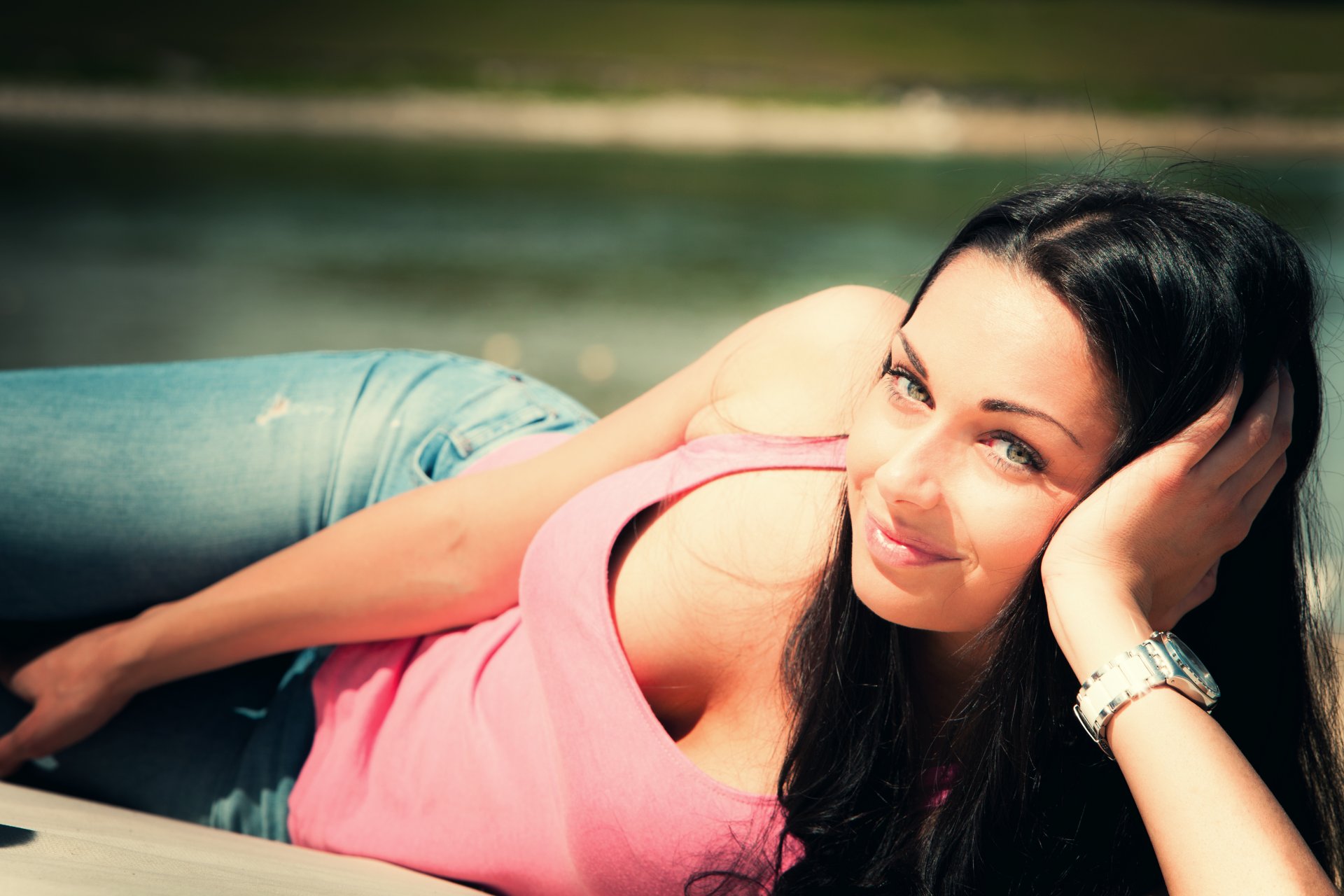 fille maquillage regard pose horloge