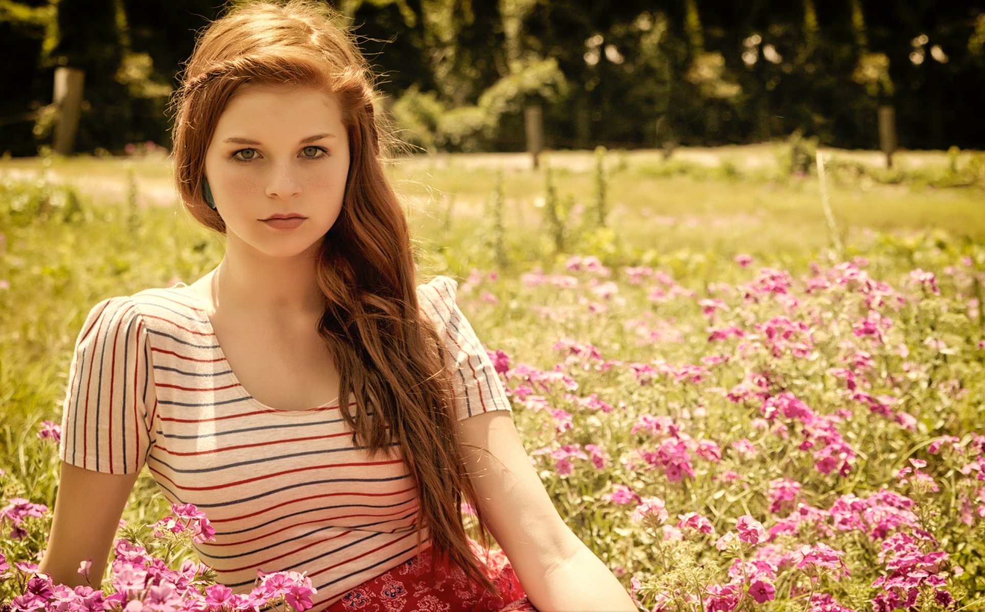 fille cheveux longs brune vue herbe fleurs