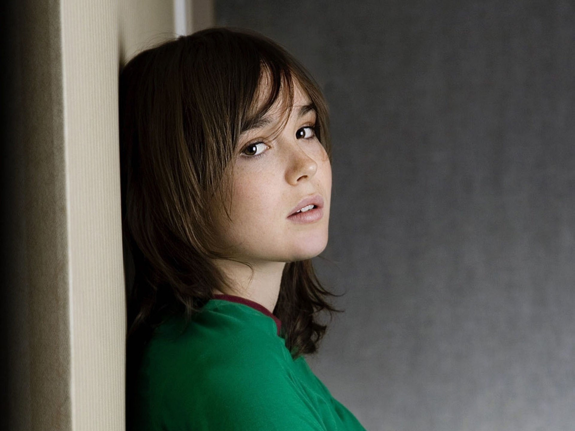 ellen page actress girl look face brunette brown eye