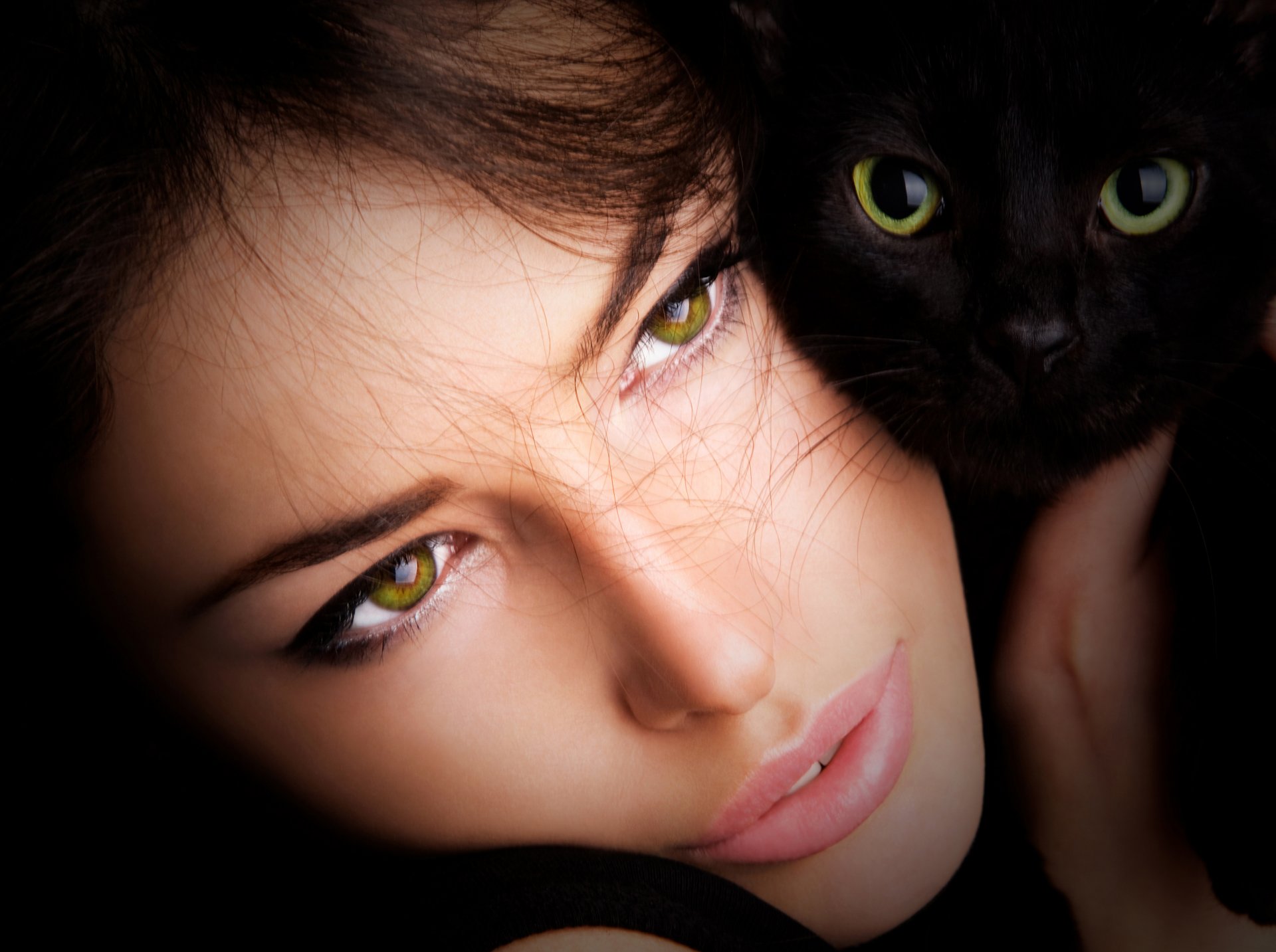 chica ojos verdes pelo castaño gato mirada