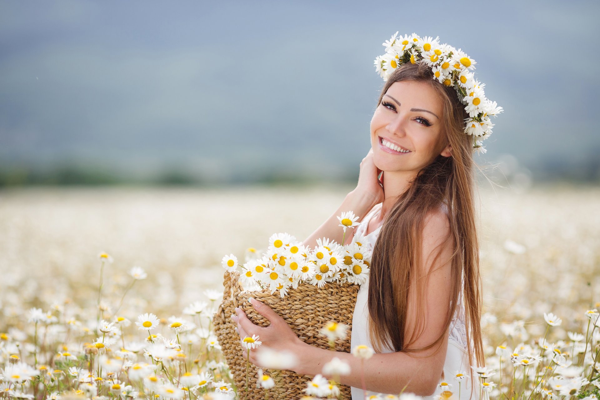 mädchen braunhaarige feld blumen gänseblümchen korb braune haare wildblumen