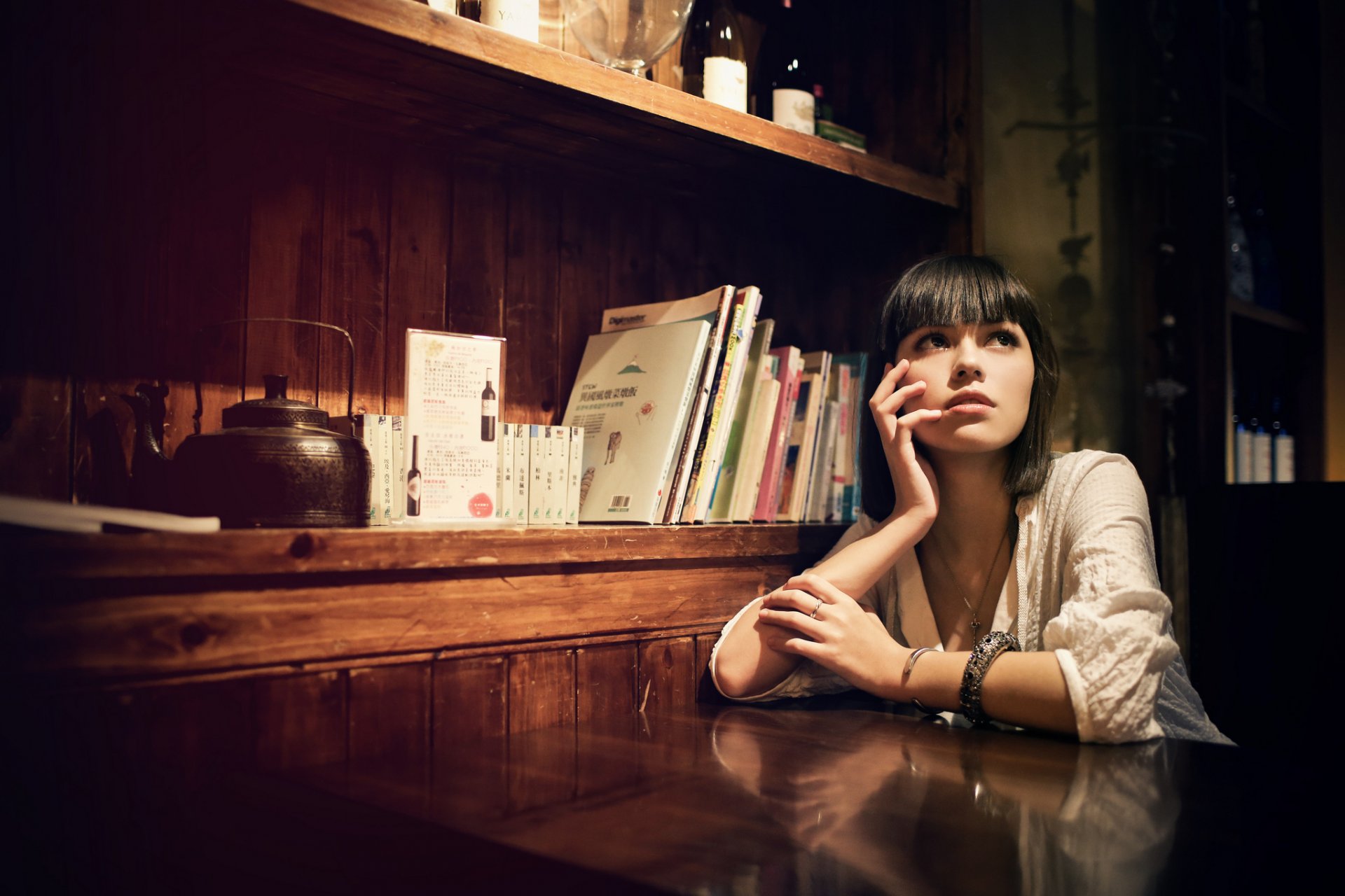 mädchen blick schreibtisch schrank brünette