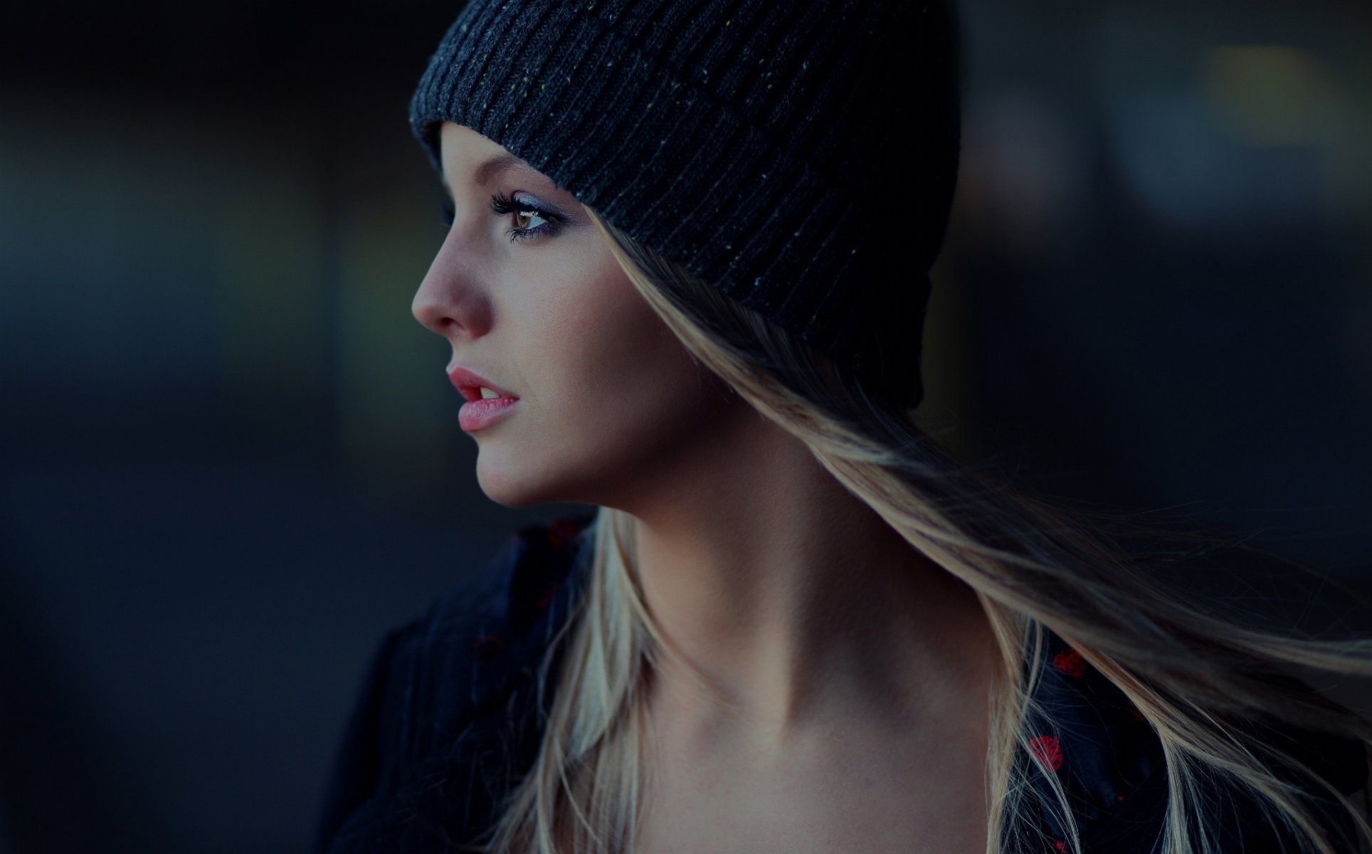 fille blonde profil regard cils chapeau