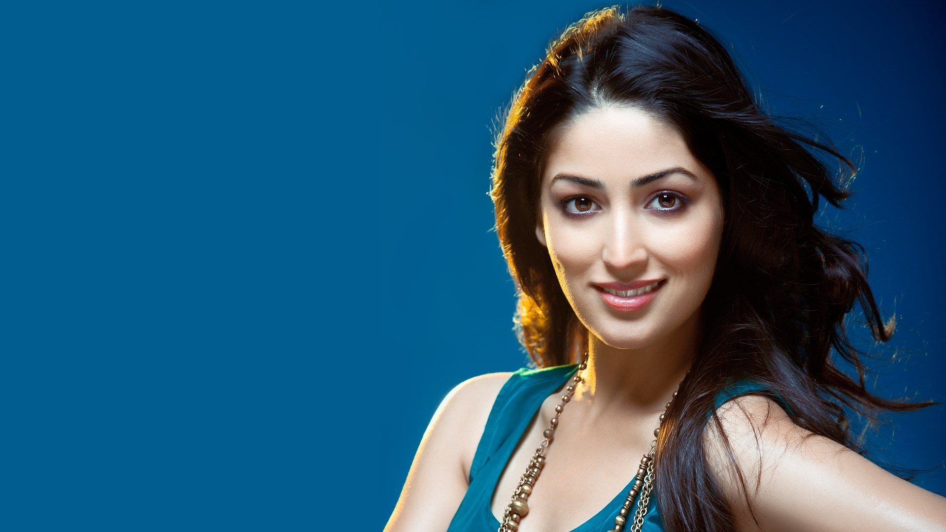 yami gautam bollywood berühmtheit schauspielerin modell mädchen brünette hübsch schönheit gesicht sexy präsentieren augen haare lippen lächeln indisch schönheit