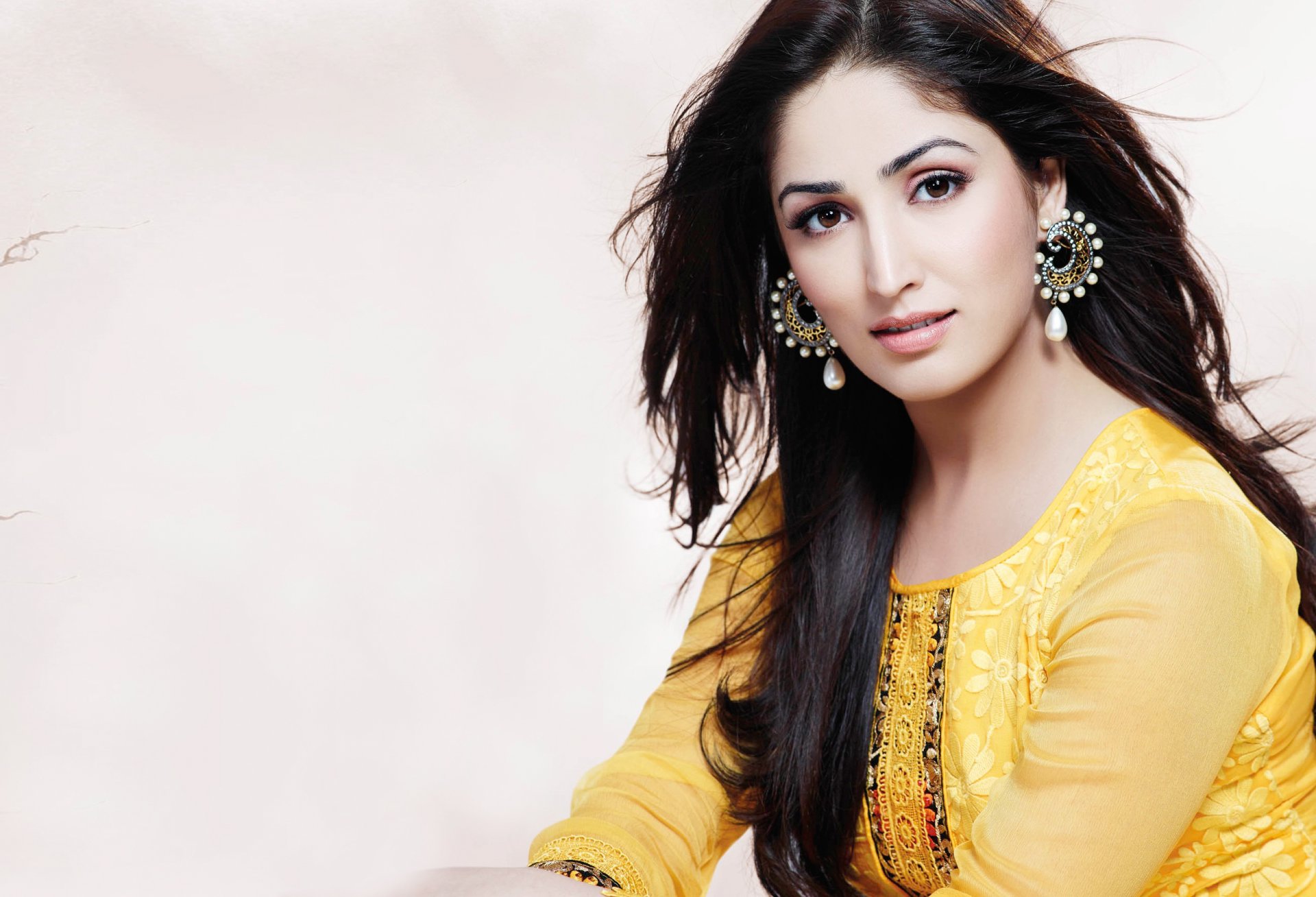 yami gautam bollywood célébrité actrice modèle fille brunette jolie beauté visage sexy présenter yeux lèvres cheveux sourire mode vêtements salwar kameez indien beauté