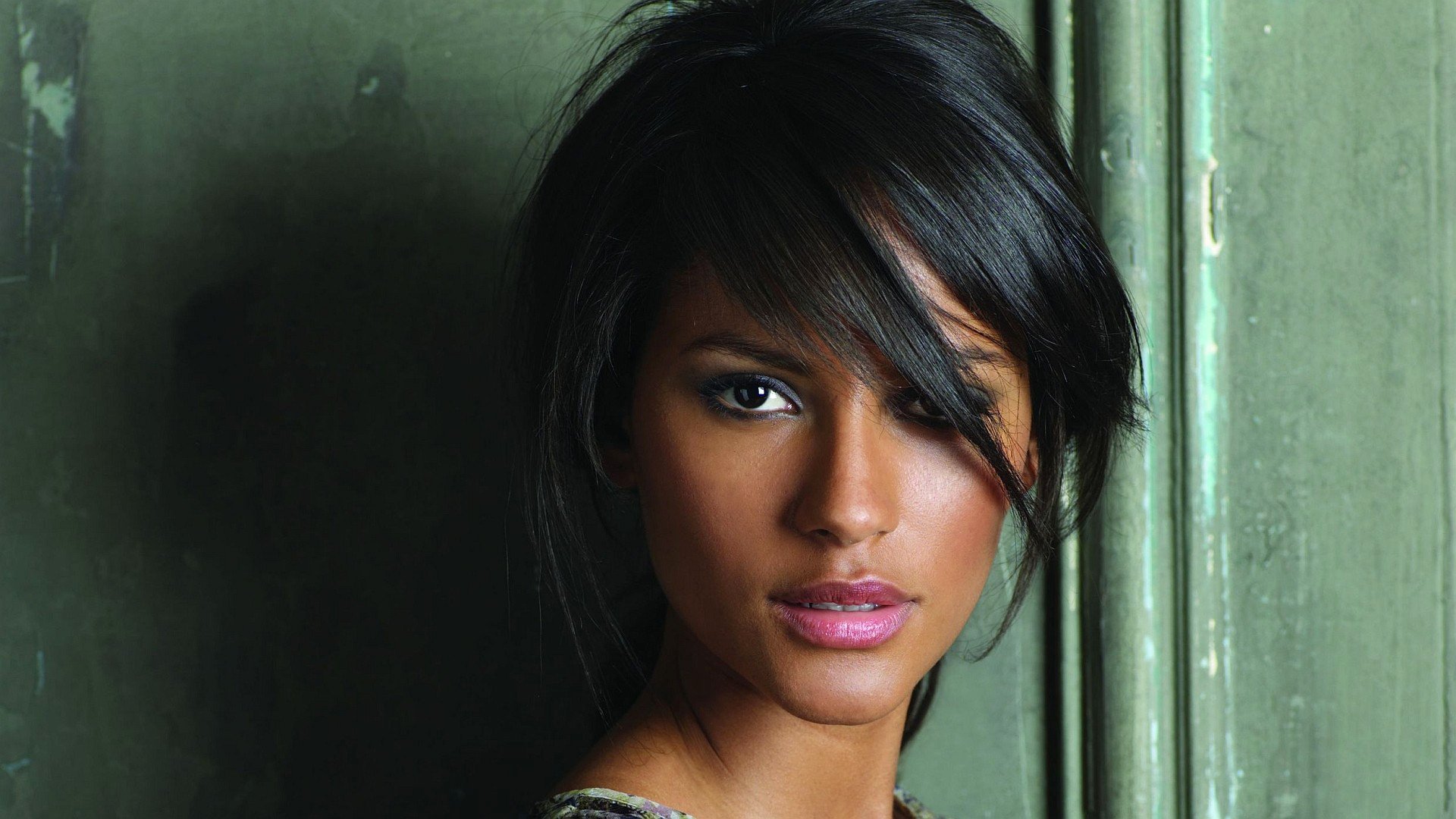 emanuela de paula modèle brunette visage cheveux regard