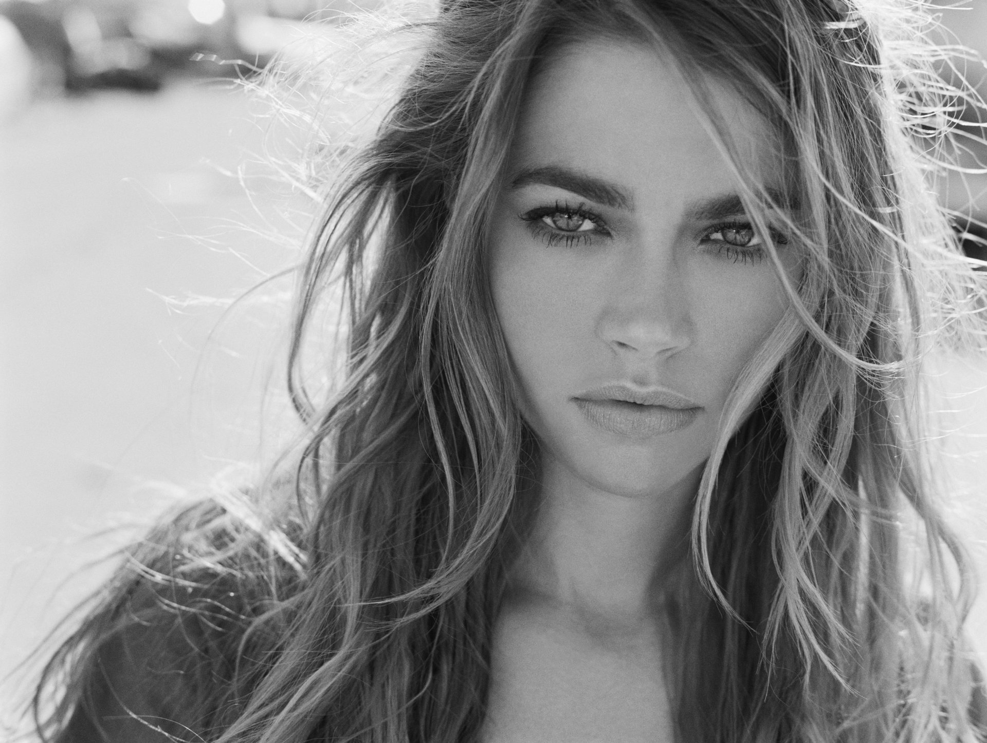 denis richards denise richards girl actress black and white face look