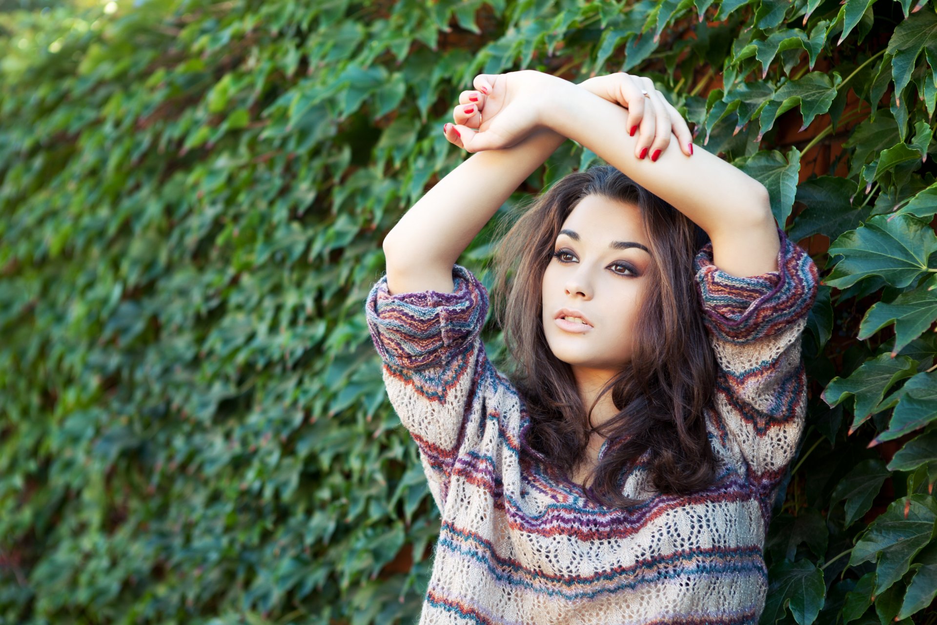 christina nikolaeva modelo chica posando chaqueta tejido manos manicura anillos cara maquillaje cabello naturaleza