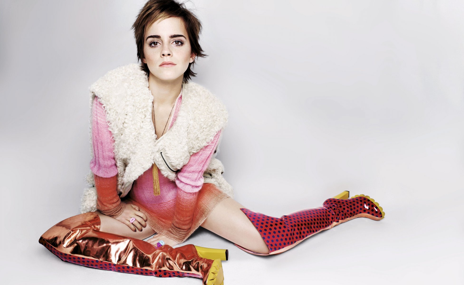 emma watson ragazza attrice bruna abito stivali