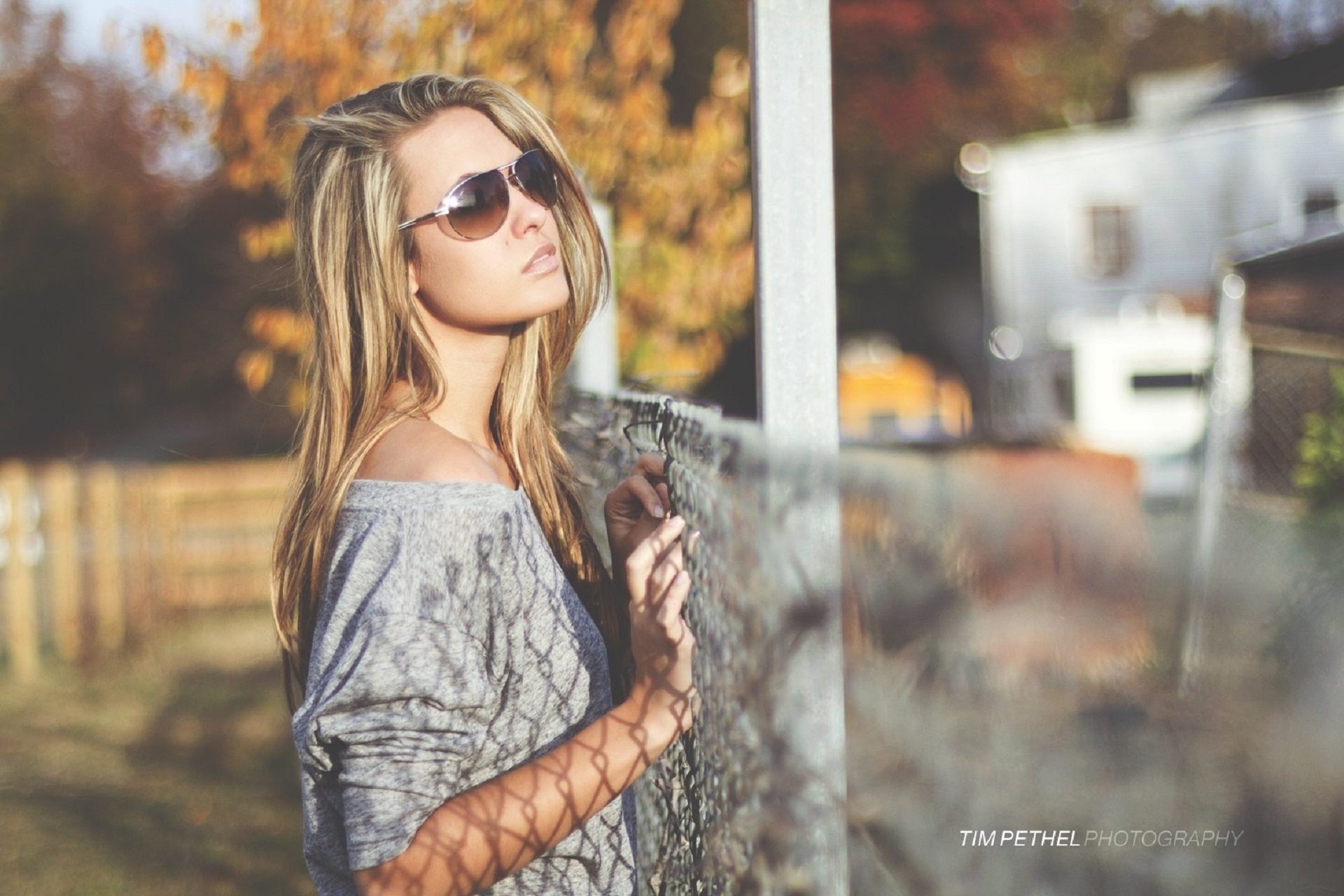 chica gafas modelo al aire libre