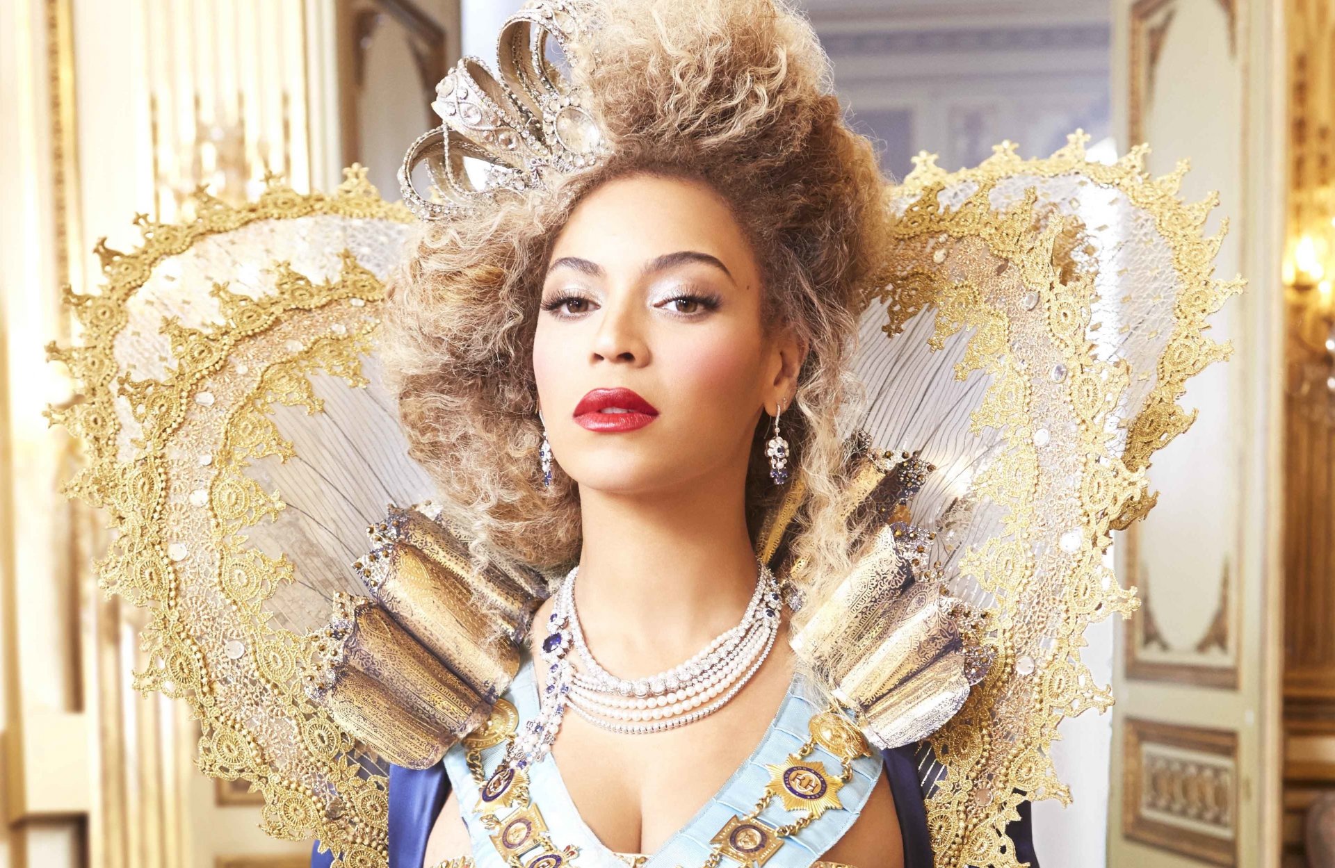 beyonce cantante sesión de fotos joyas corona vestido encaje reina peinado