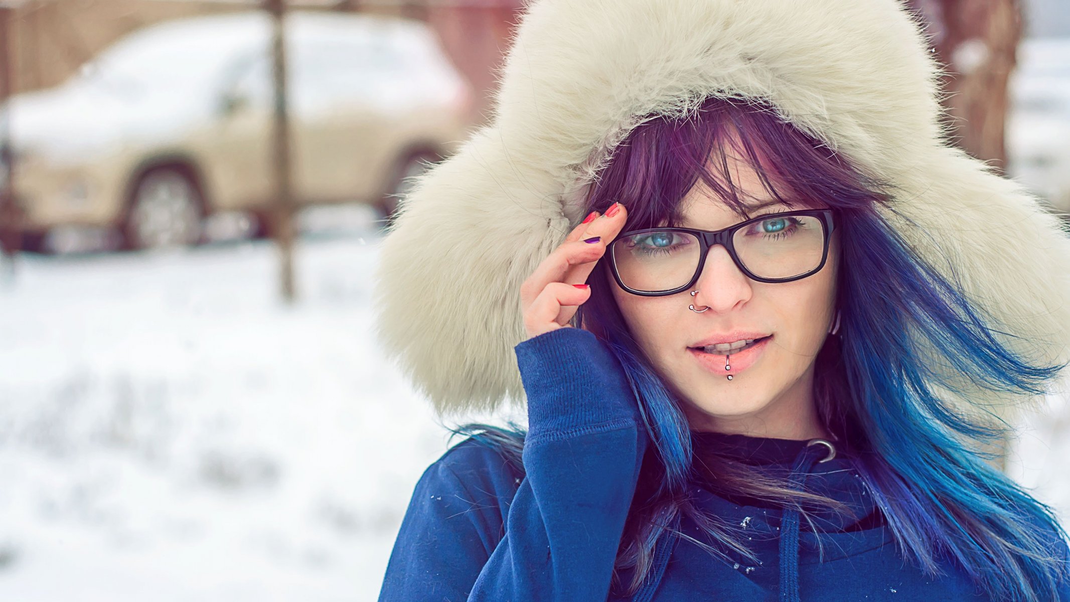 chica ojos azules piercing gafas