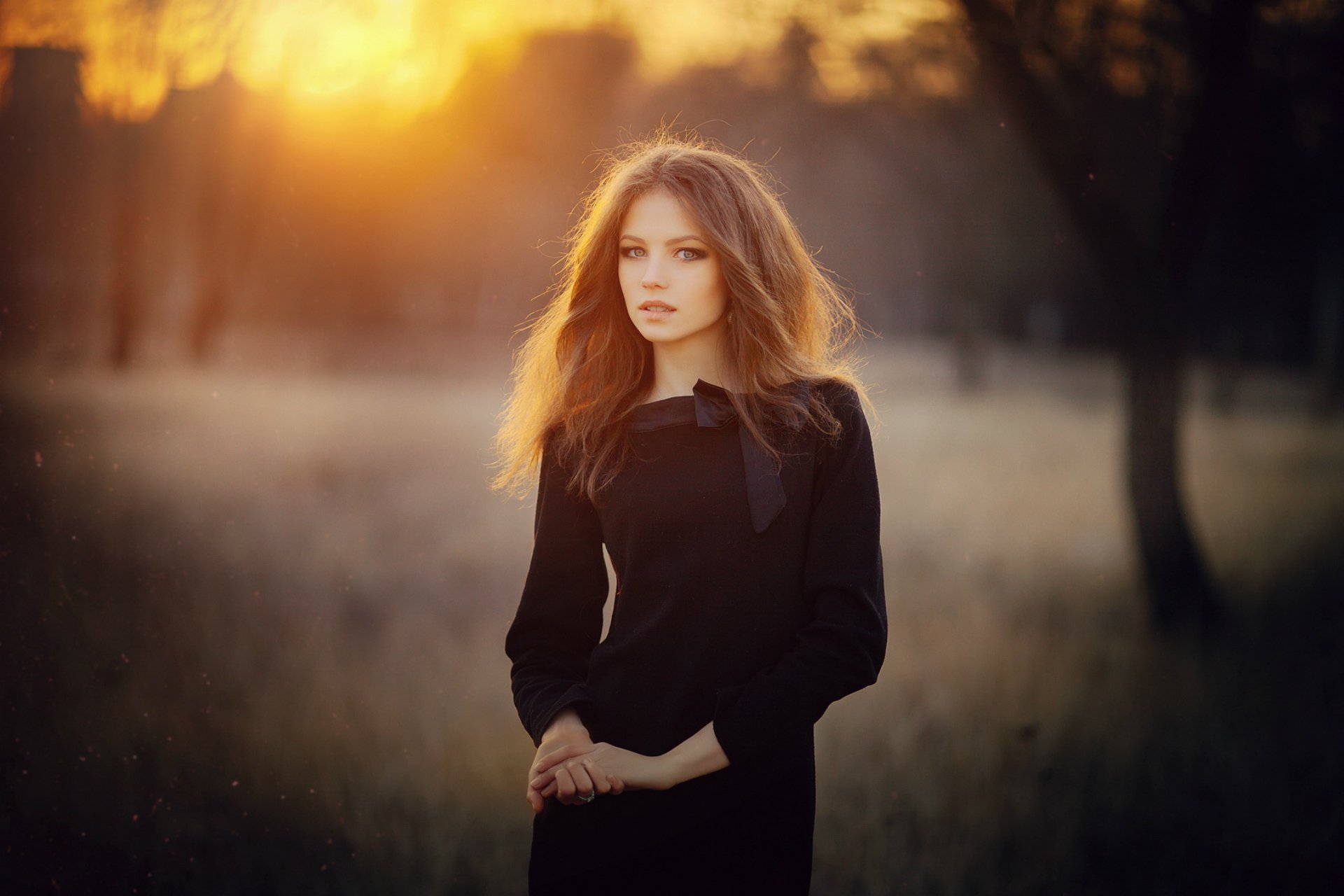 mädchen niedlich schön sexy pose aussehen kleid brünette braunhaarige gras wald sonnenuntergang blauäugig beine figur hübsch sexy repräsentieren braune haare blauäugig figur frauen lange haare