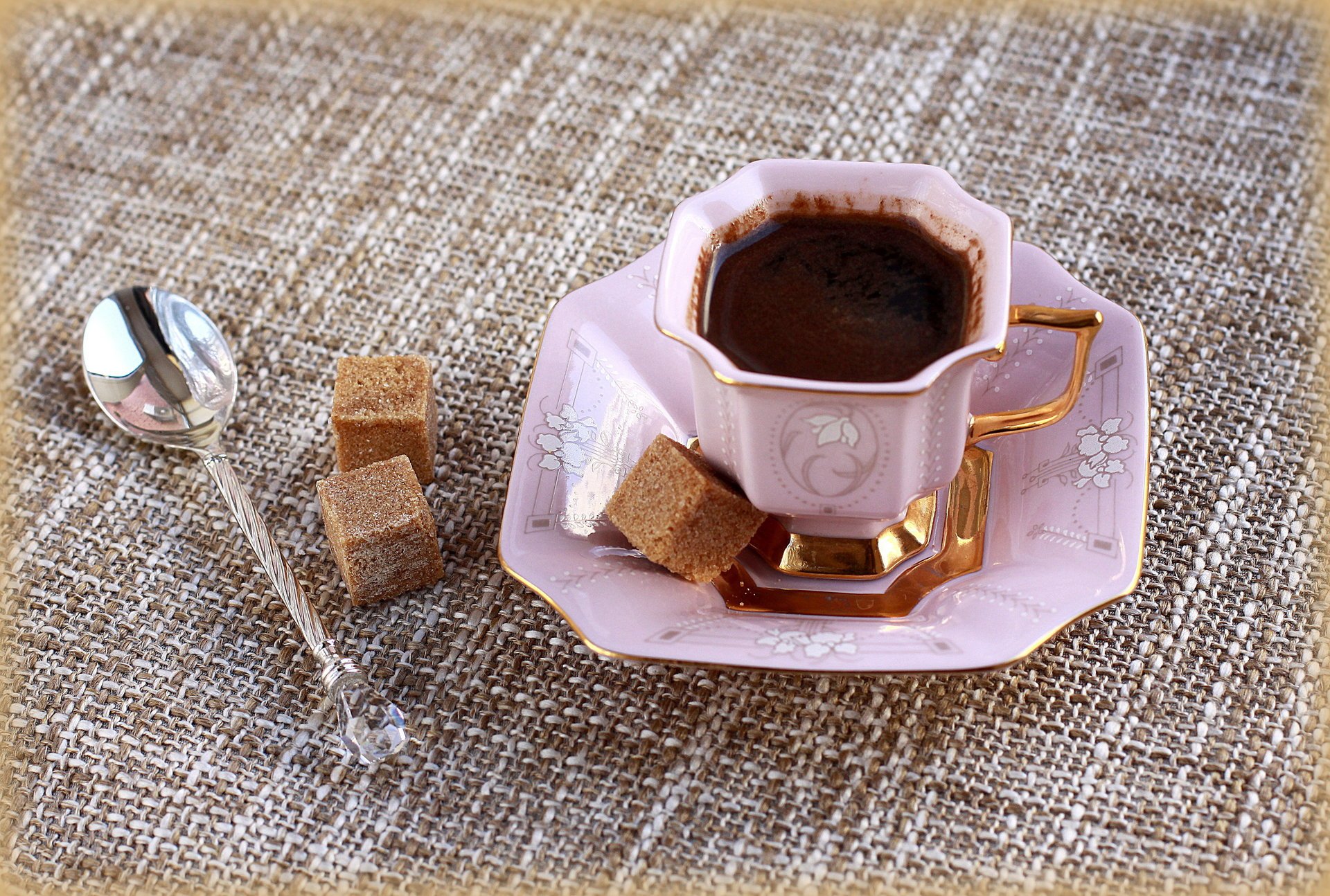 café porcelaine sucre cuillère rose tasse nature morte