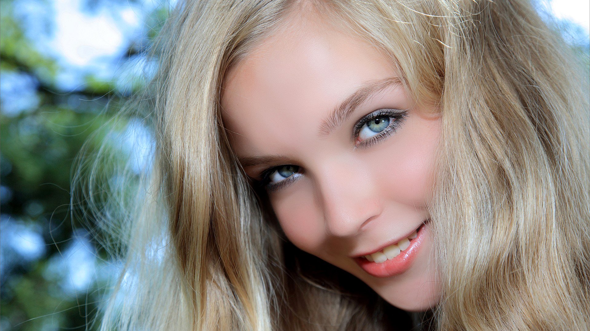 ienna model blonde face smile