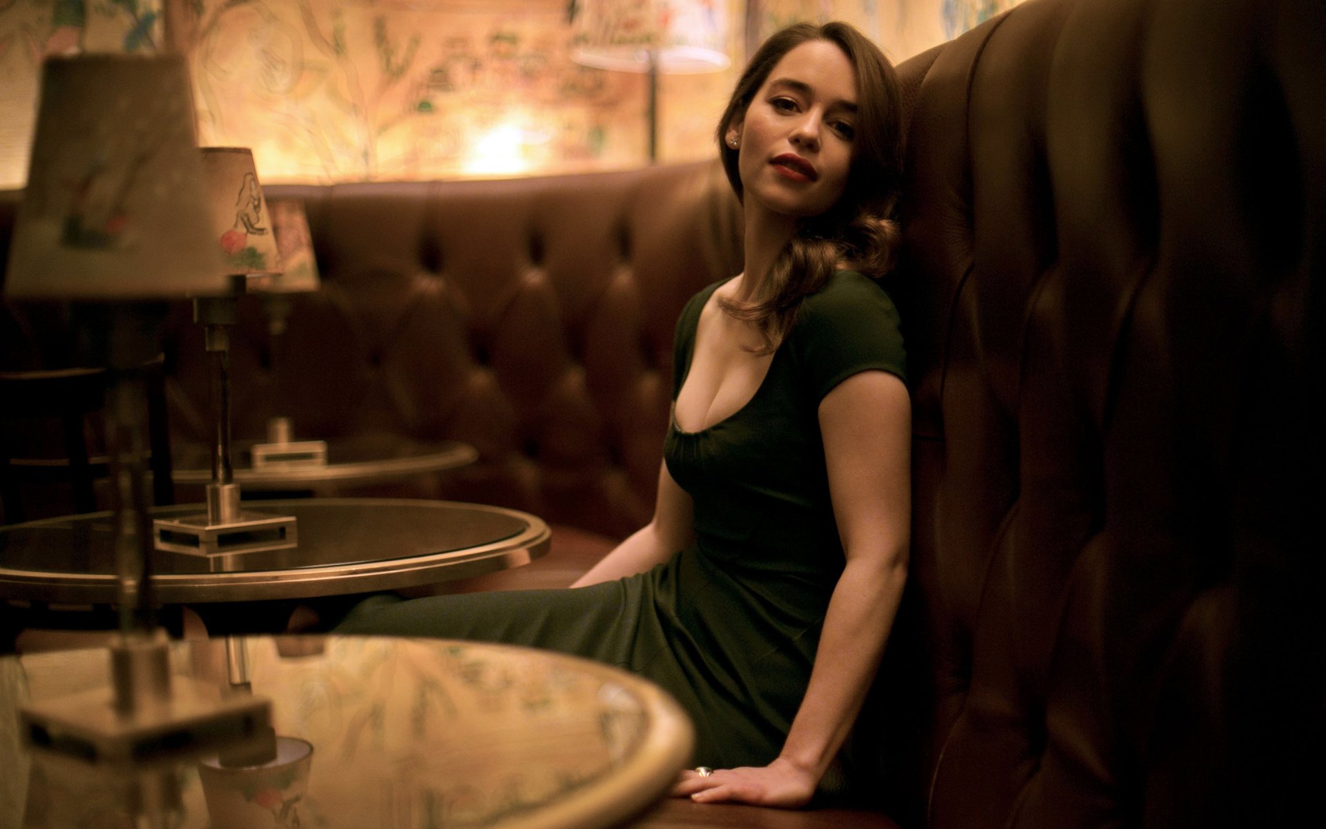 emilia clarke mädchen brüste blick