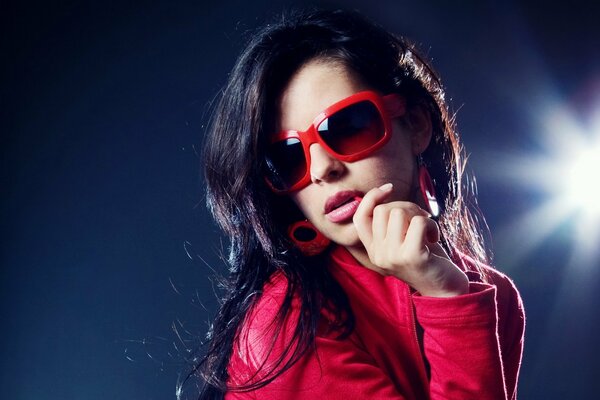 Brunette in red glasses and red badlon