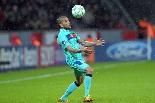 Le footballeur Daniel se fait botter la tête