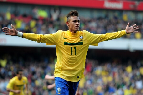 Footballeur en uniforme jaune pendant le match