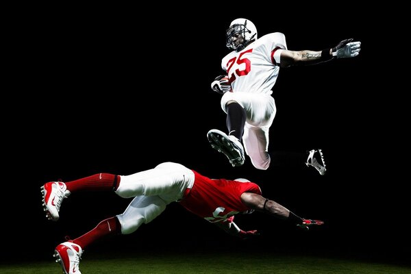 American Football-Spieler auf schwarzem Hintergrund