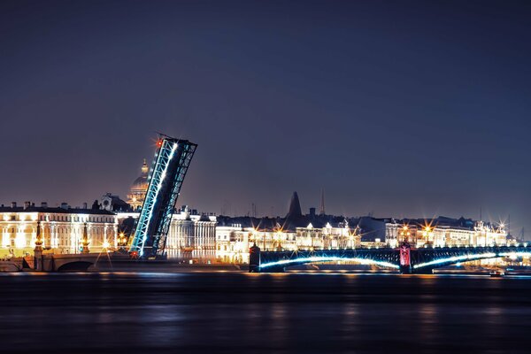 Die Uferpromenade der Newa in St. Petersburg