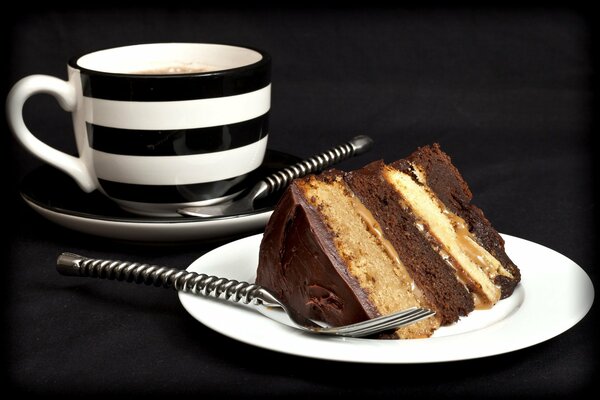 Caffè con una fetta di torta al cioccolato in glassa