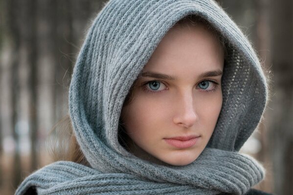 Portrait d une jeune fille en écharpe sur la tête