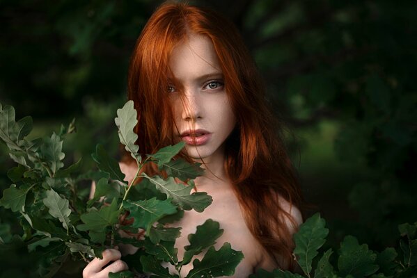 Femme aux cheveux roux parmi les verts